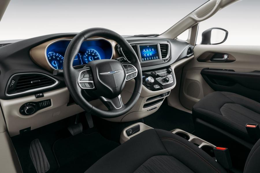 Интерьер Chrysler Voyager (RU) 2019 года  (фото 3 из 11)
